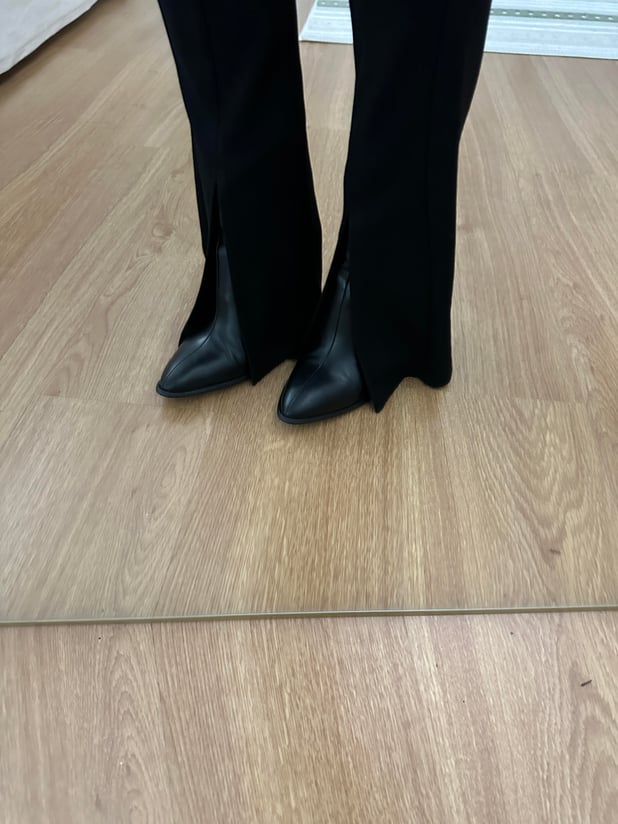Paça Yırtmaçlı Beli Lastikli Siyah Pantolon