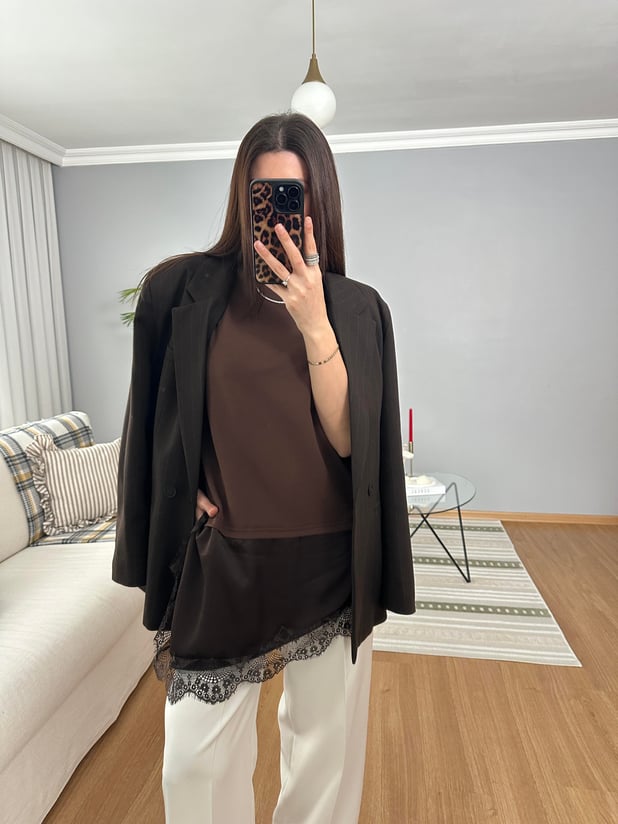 Uçları Asimetrik Saten Dantelli Kahve Bluz
