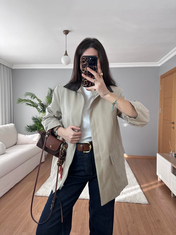 Yakası Deri Detaylı Bej Ceket