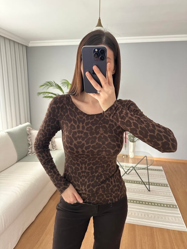 Yumuşak Dokulu Kayık Yaka Leopar Bluz