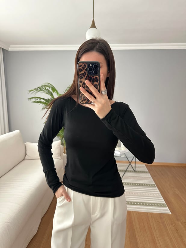 Yumuşak Dokulu Kayık Yaka Siyah Bluz