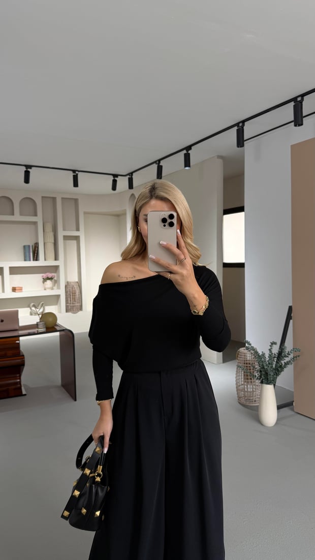 Kayık Yaka Siyah Bluz