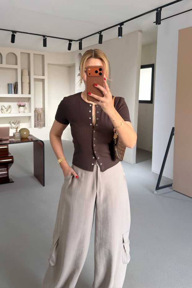 Boydan Pat Düğmeli Fitilli Kısa Kol Kahve Basic BluzSezgi Tekin