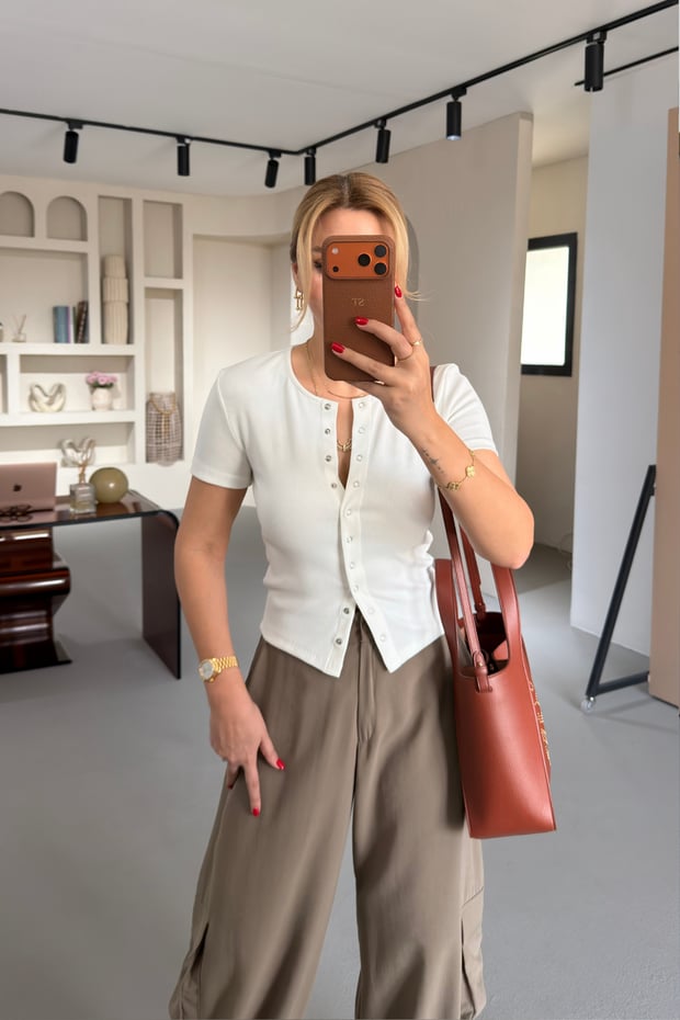 Boydan Pat Düğmeli Fitilli Kısa Kol Ekru Basic BluzSezgi Tekin