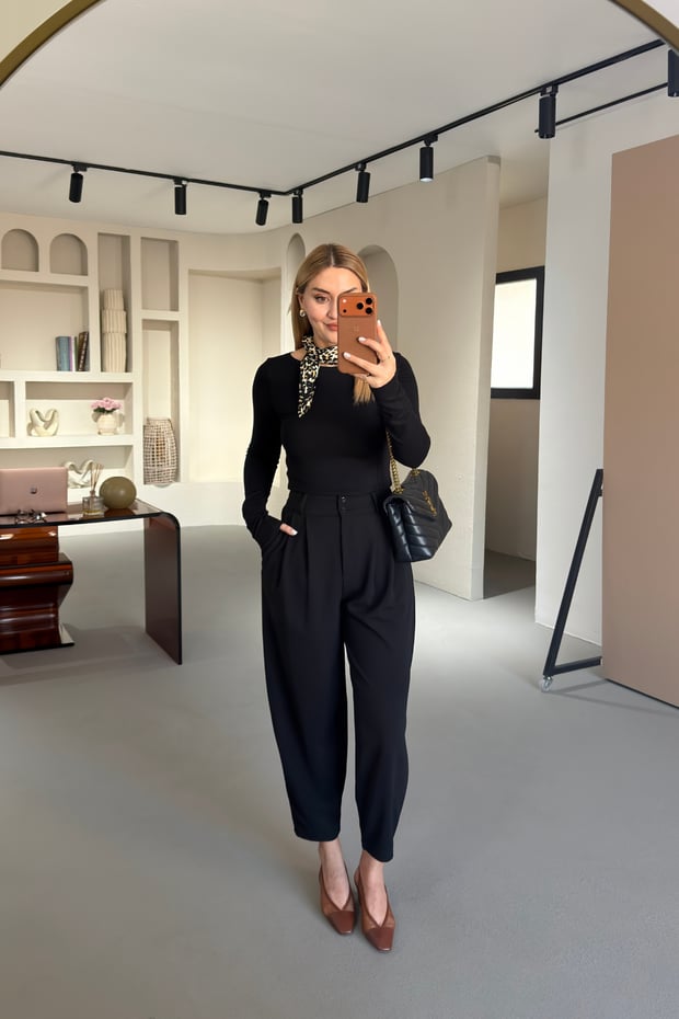 Çift Düğme Detay Piliseli Siyah Slouchy PantolonSezgi Tekin