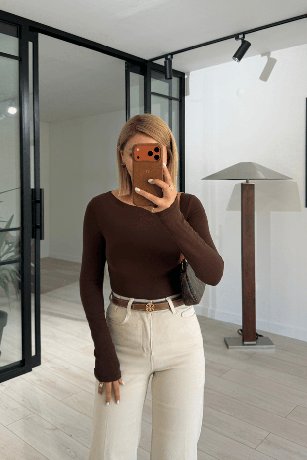 Geniş Yaka Kahve Basic BluzSezgi Tekin