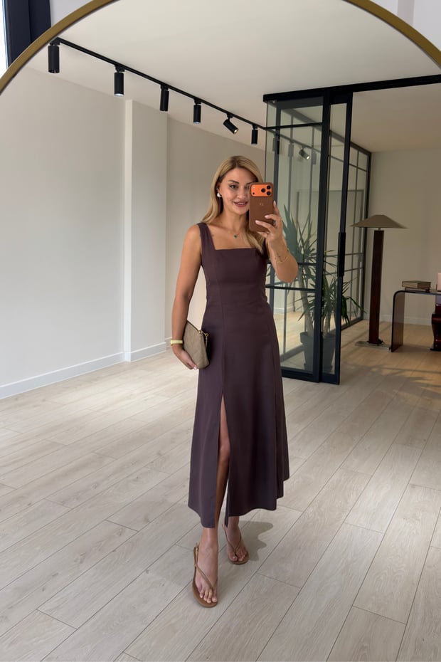Premium Seri Yırtmaçlı Kare Yaka Kahve Tensel ElbiseSezgi Tekin