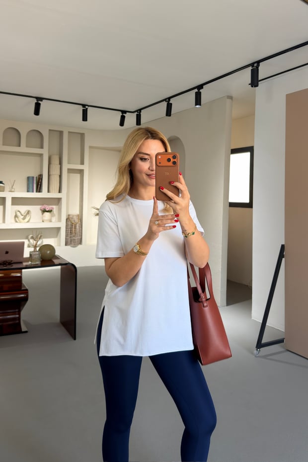 Yırtmaçlı Oversize Beyaz Pamuklu TshirtSezgi Tekin
