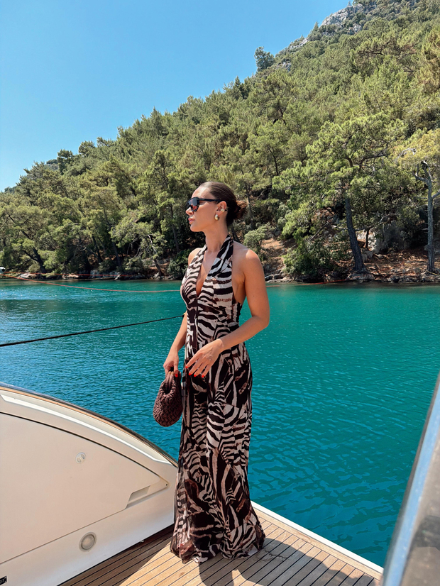 Desenli Sırt Dekolteli Tulum