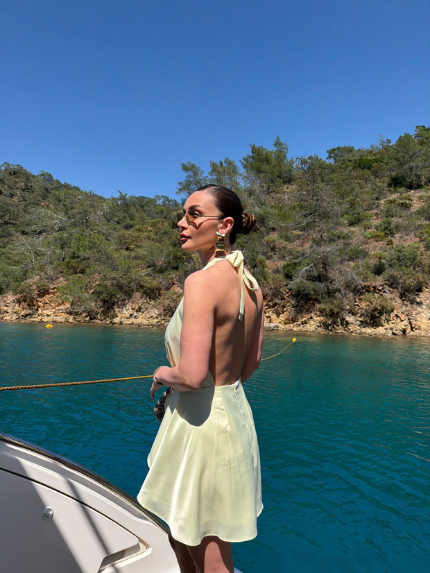 Saten Sırt Dekolteli Mini Elbise Açık Sarı