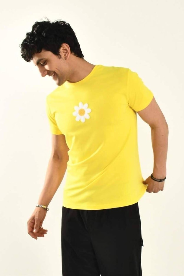 Beyaz Papatya Nakış Detaylı Bisiklet Yaka T shirt