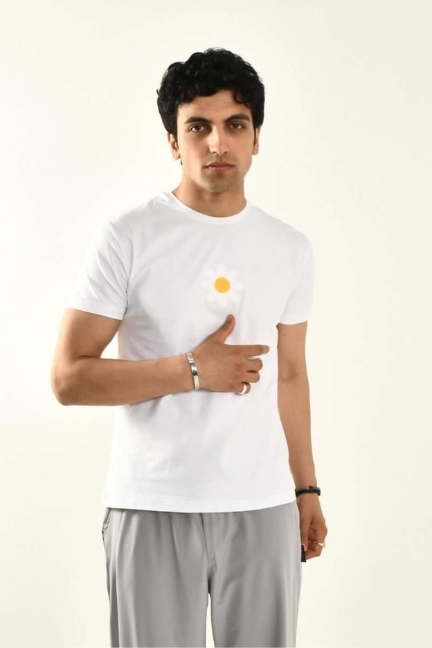 Beyaz Papatya Nakış Detaylı Bisiklet Yaka T shirt