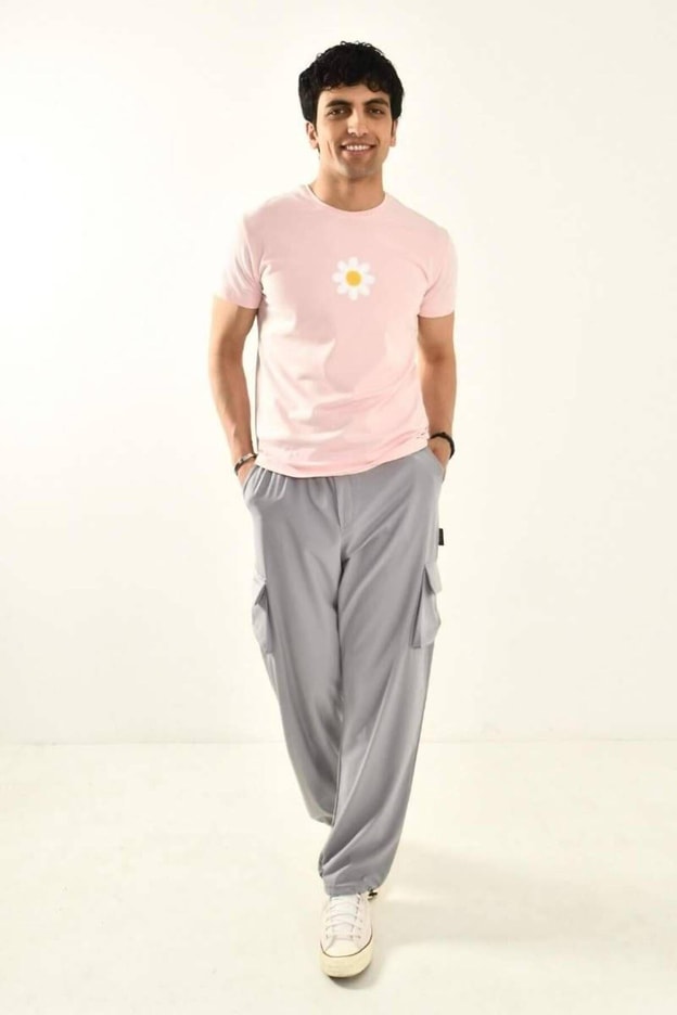 Beyaz Papatya Nakış Detaylı Bisiklet Yaka T shirt
