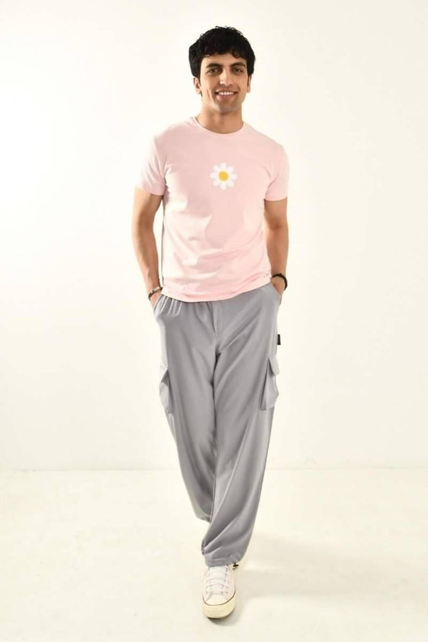 Beyaz Papatya Nakış Detaylı Bisiklet Yaka T shirt