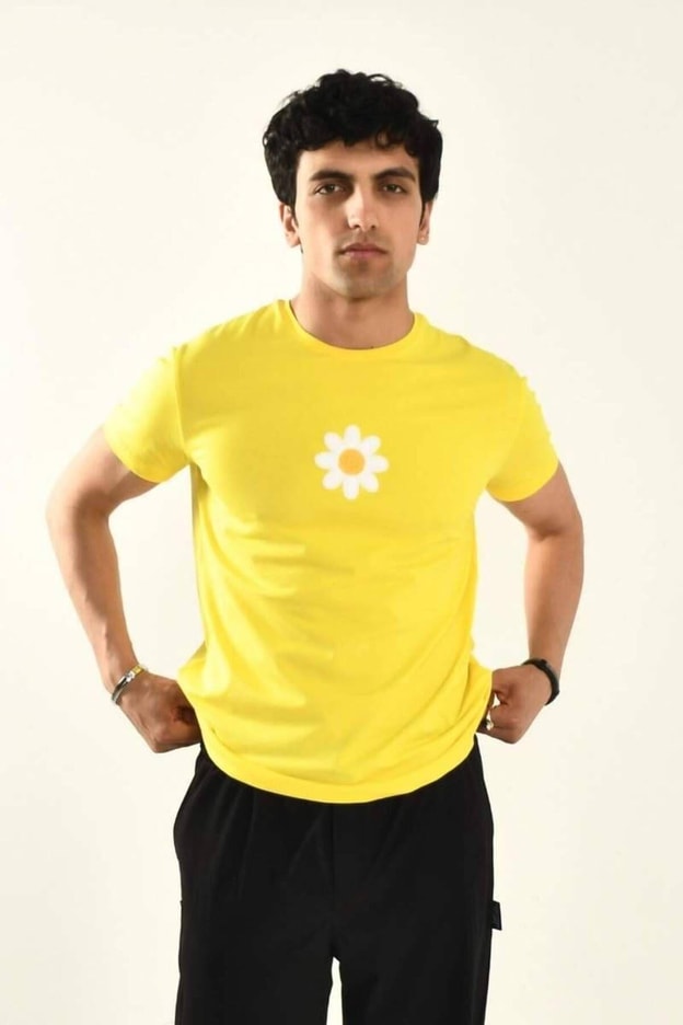 Beyaz Papatya Nakış Detaylı Bisiklet Yaka T shirt