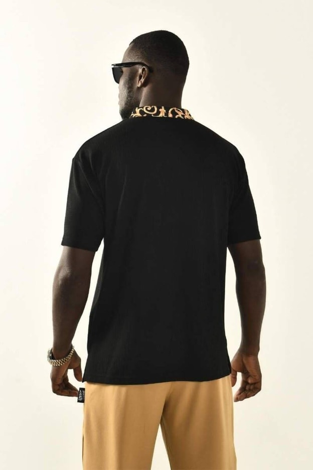 Beyaz Yaka Detaylı T-shirt