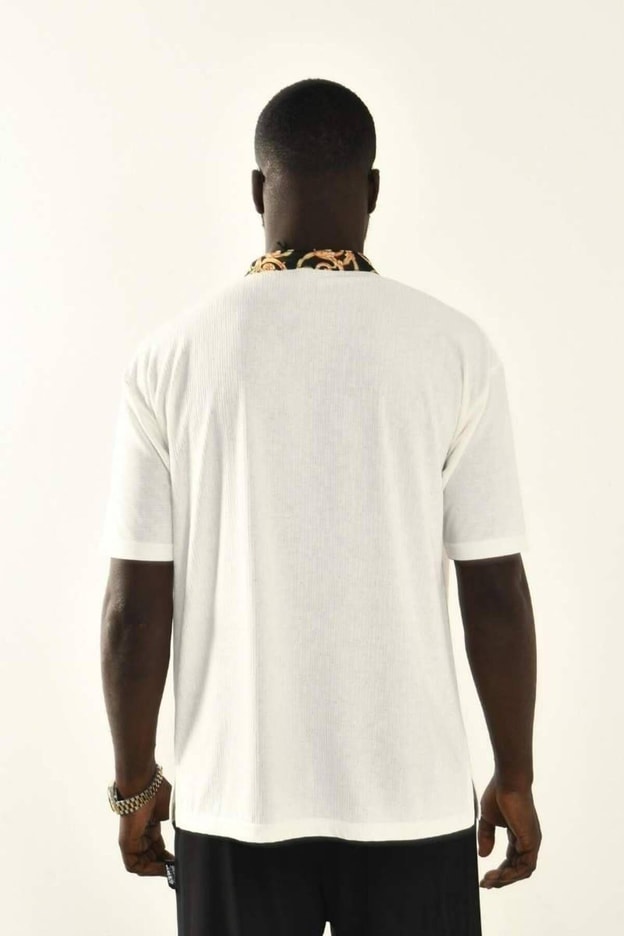 Beyaz Yaka Detaylı T-shirt