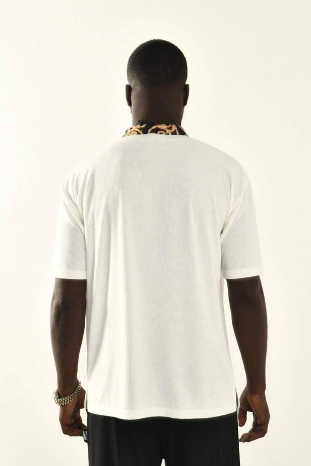 Beyaz Yaka Detaylı T-shirt
