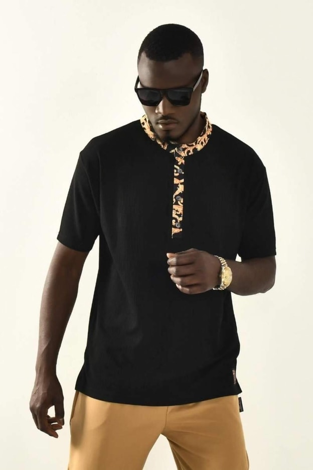 Beyaz Yaka Detaylı T-shirt