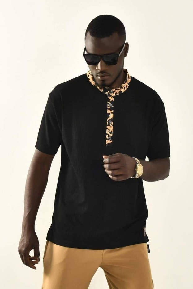 Beyaz Yaka Detaylı T-shirt