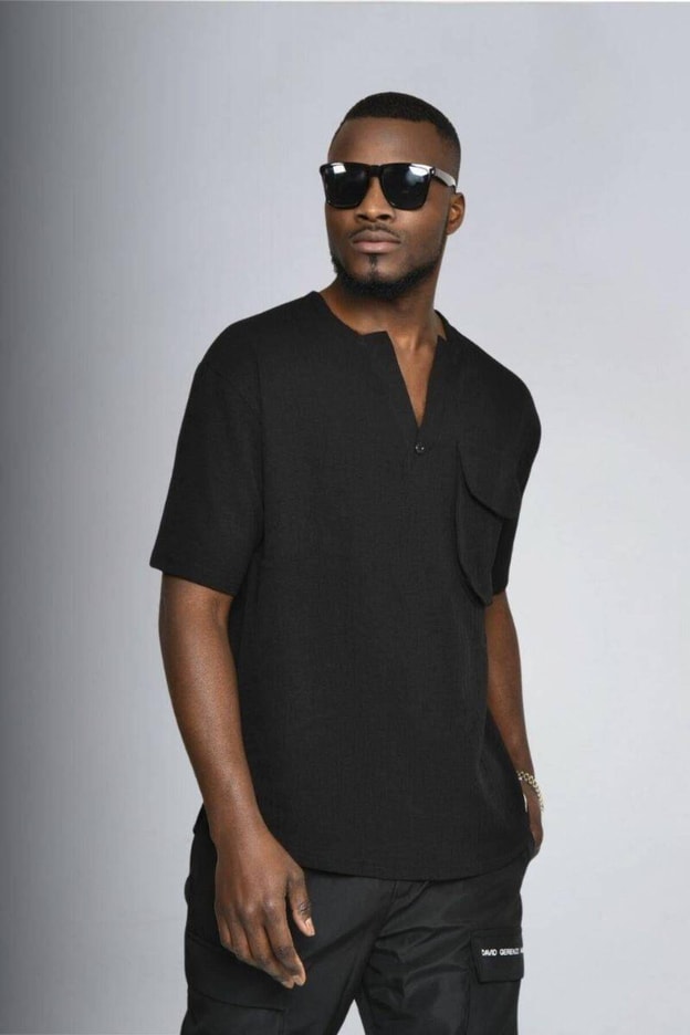 Siyah Cepli V Yaka T-shirt 410409