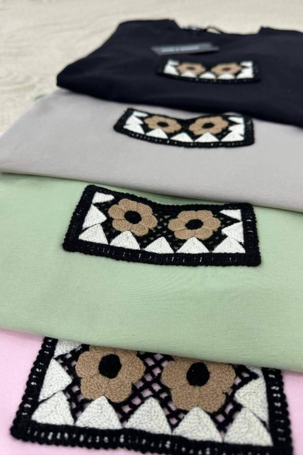 Siyah Çiçekli Örgü Detay Bisiklet Yaka Tshirt