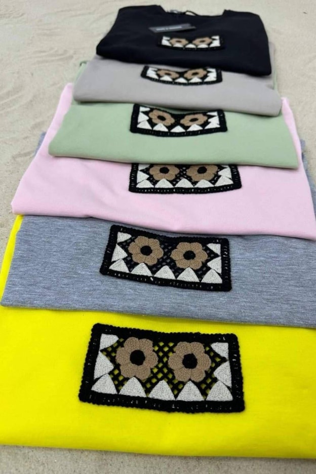 Siyah Çiçekli Örgü Detay Bisiklet Yaka Tshirt