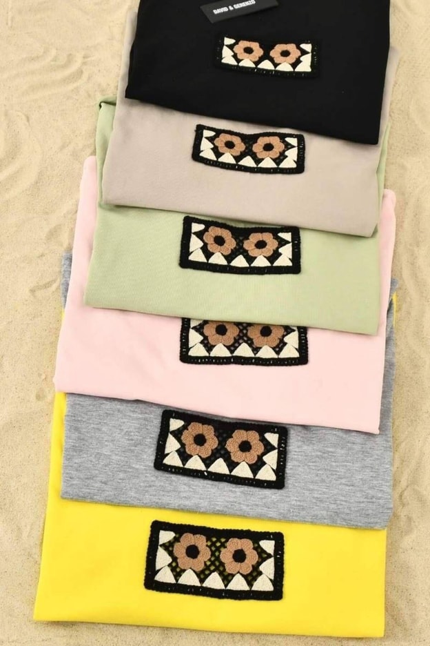 Siyah Çiçekli Örgü Detay Bisiklet Yaka Tshirt