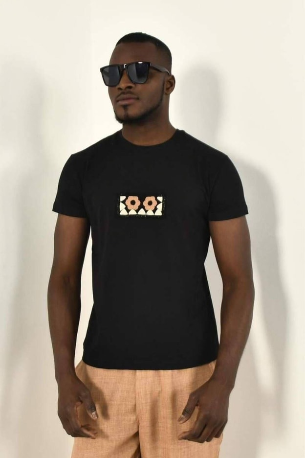 Siyah Çiçekli Örgü Detay Bisiklet Yaka Tshirt