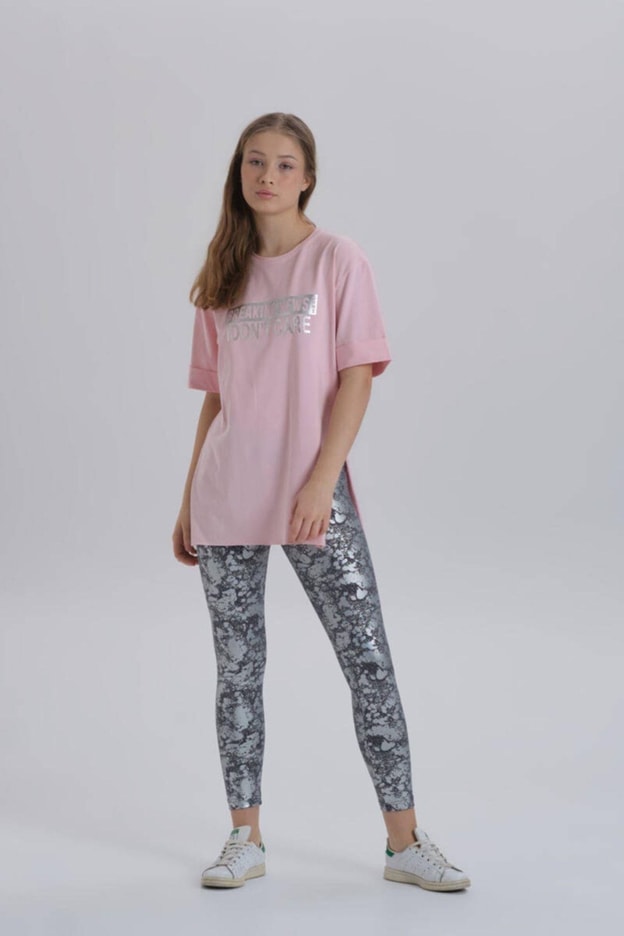 Siyah Kadın Breaking News Baskı Yandan Yırtmaçlı Bisiklet Yaka Örme T-shirt