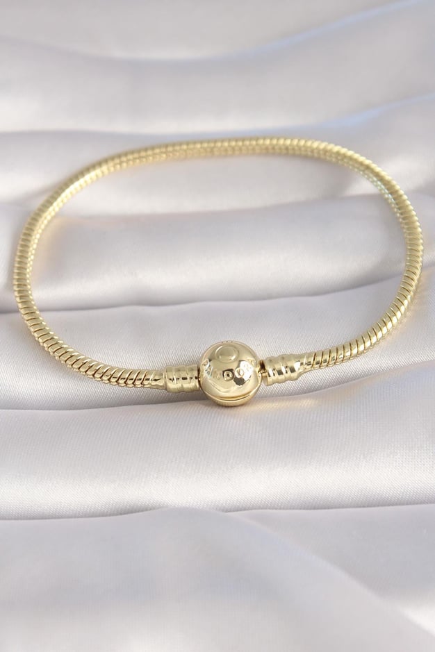 Pirinç Gold Renk İşleme Detay Charm Model Kadın Bileklik