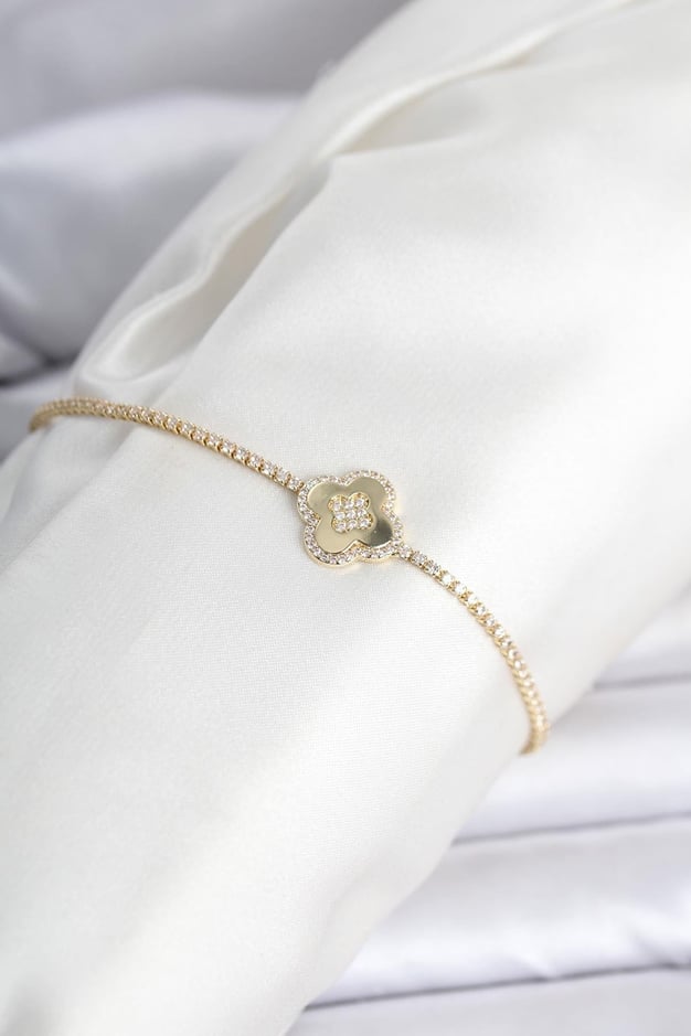 Pirinç Gold Renk Zirkon Taşlı Yonca Model Su Yolu Kadın Bileklik