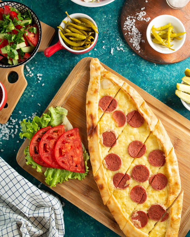 sucuklu kaşarlı pide