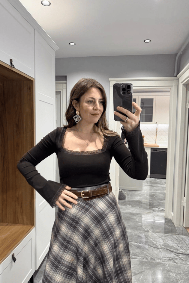 Kare Yaka Dantelli Bluz Acı Kahve