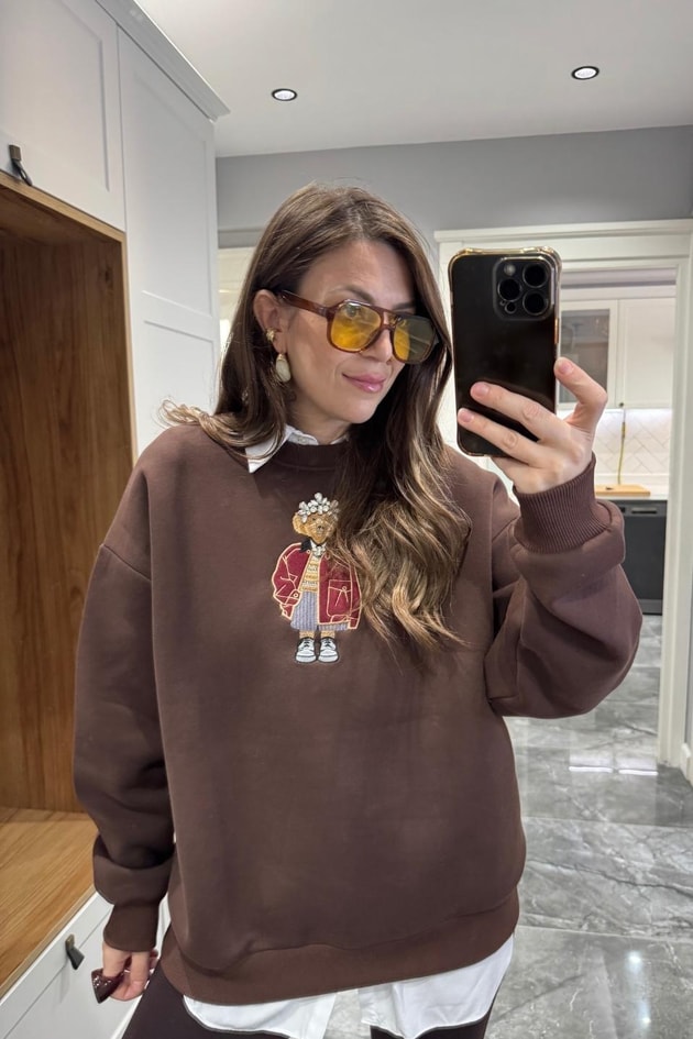 Marka Model Önü Taşlı Figürlü Sweatshirt Kahverengi