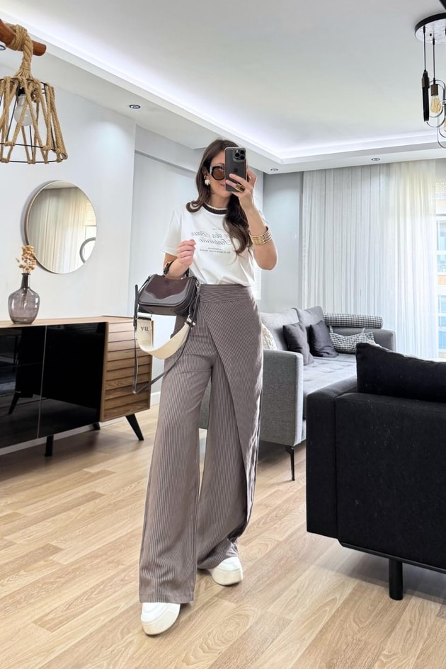 Yaka Detaylı Baskılı Tişört Ekru-Kahve