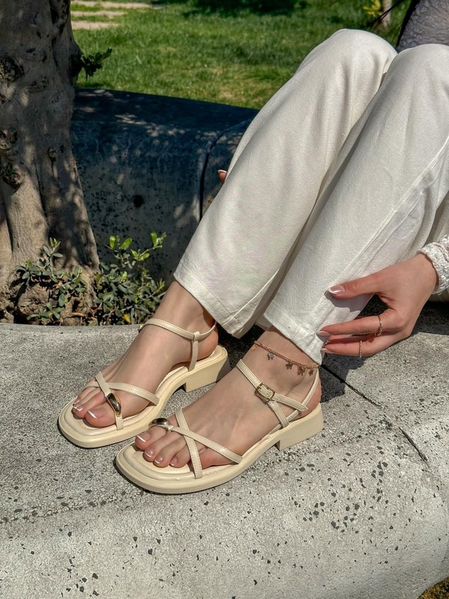 Bej Cilt (Harper) Toka Detay Kadın Sandalet