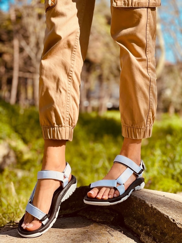 Beyaz (Run) Cırtlı Düz Taban Kadın Sandalet