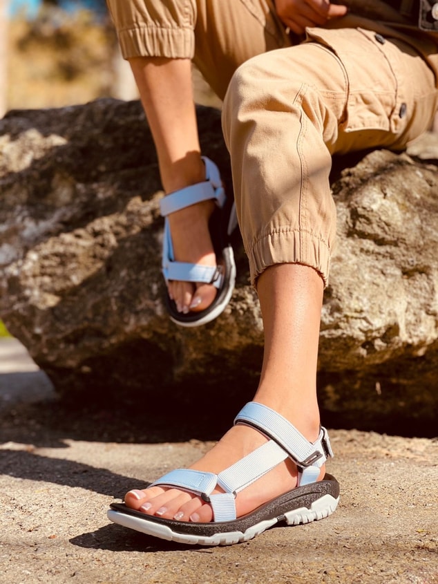 Beyaz (Run) Cırtlı Düz Taban Kadın Sandalet