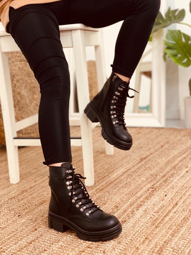 Siyah Cilt (Ariana) Kadın Bot