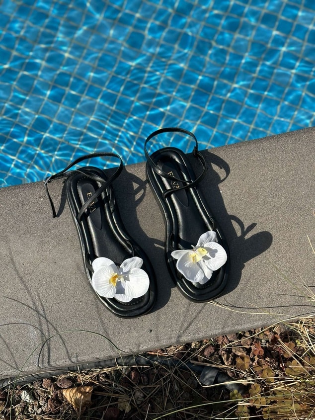 Siyah Cilt (Flow) Çiçek Detaylı Kadın Sandalet