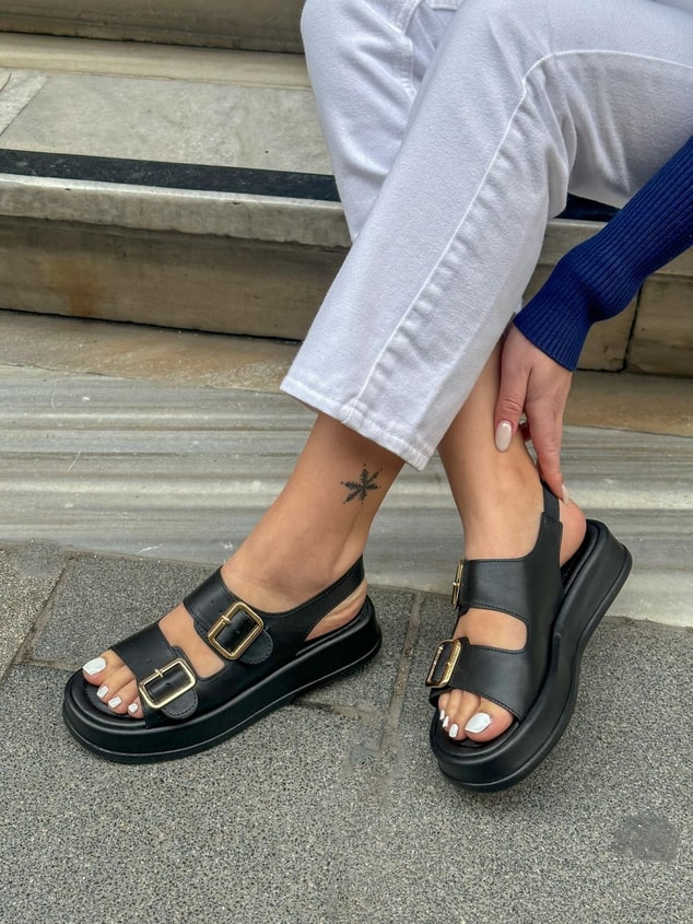 Siyah Cilt (Jenny) Gold Toka Detay Kadın Sandalet