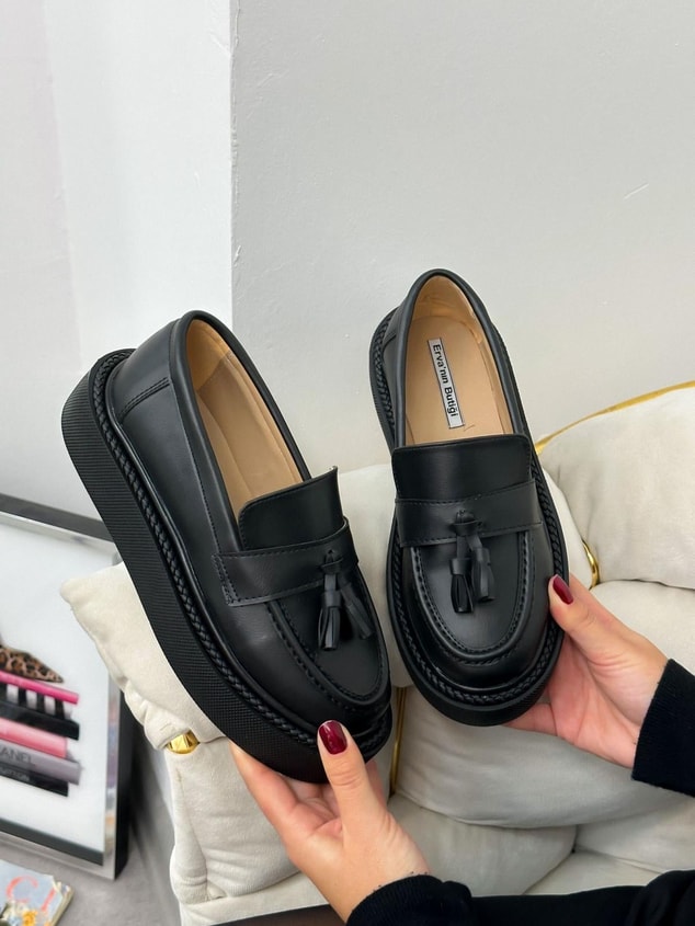 Siyah Cilt (Line) Püskül Detay Kadın Loafer