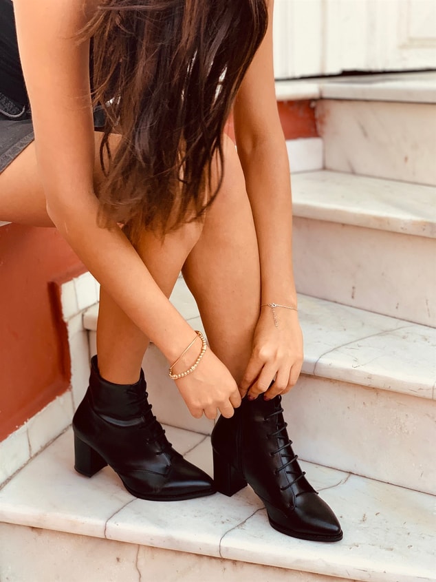 Siyah Deri (Fabiola) Fermuar Detay Bağcıklı Detay Kadın Bot