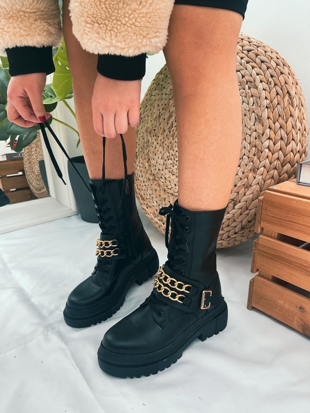 Siyah Deri (Susan) Zincir Detay Kadın Bağcıklı Bot