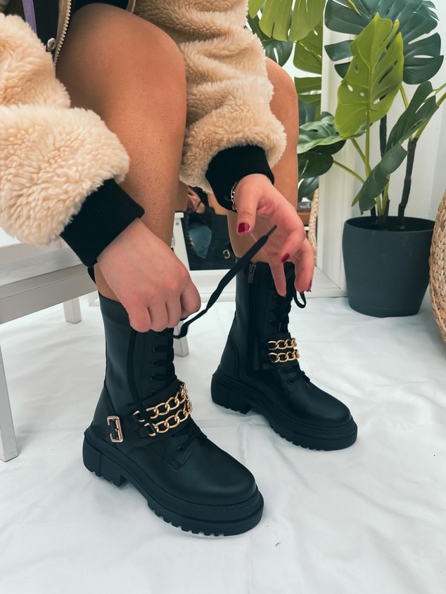 Siyah Deri (Susan) Zincir Detay Kadın Bağcıklı Bot