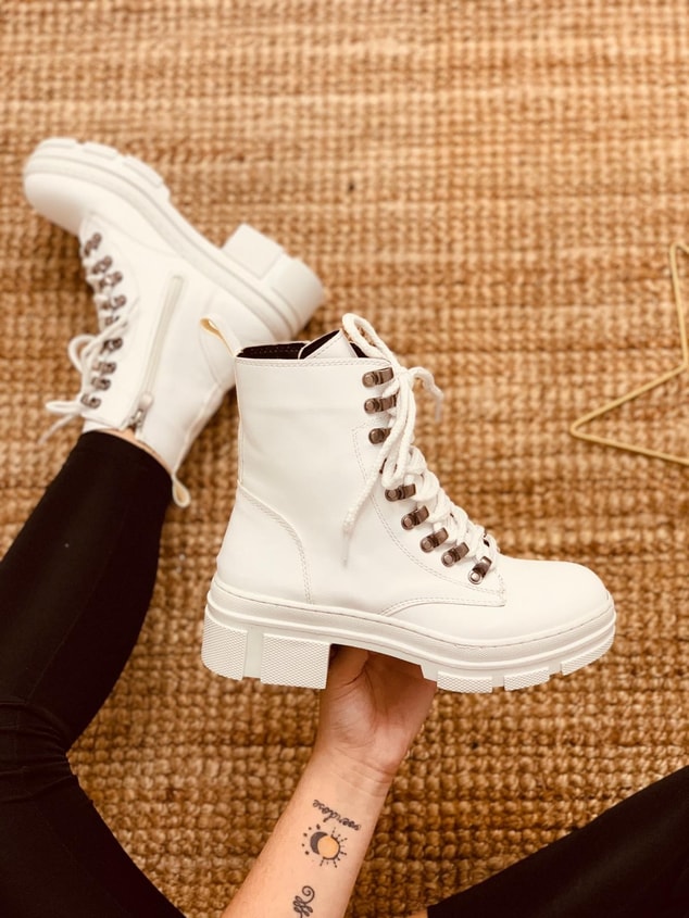 Beyaz Cilt (Ariana) Kadın Bot