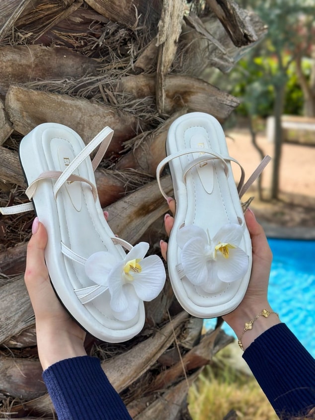 Beyaz Cilt (Flow) Çiçek Detaylı Kadın Sandalet