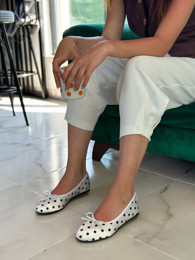 Beyaz Puantiyeli Saten (İndia) Fiyonk Detay Kadın Babet