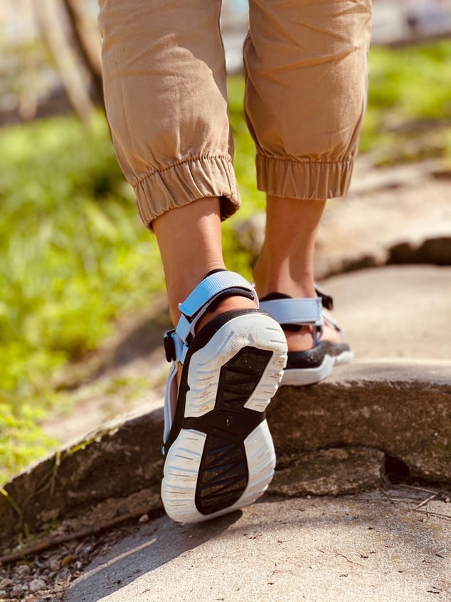 Beyaz (Run) Cırtlı Düz Taban Kadın Sandalet